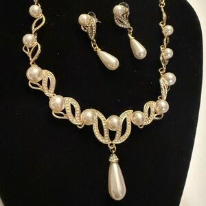 Elegant Gold and Pearl Necklace Set